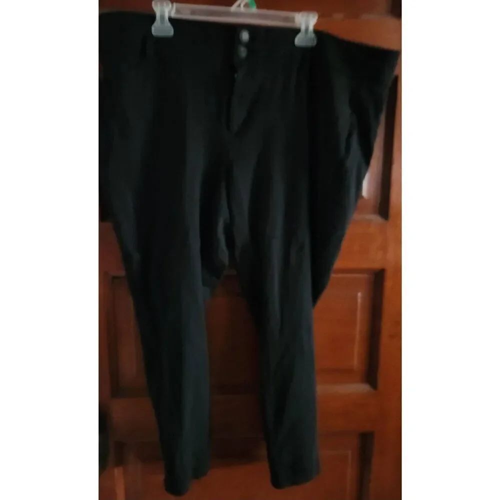 Maurices 22W black pants with stretch. Faux front pockets. Measures approx 44 wa